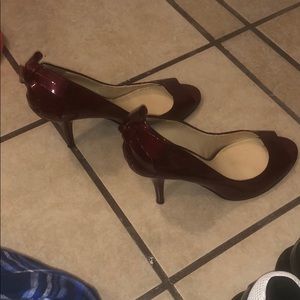 Heels with open toe and bow in back